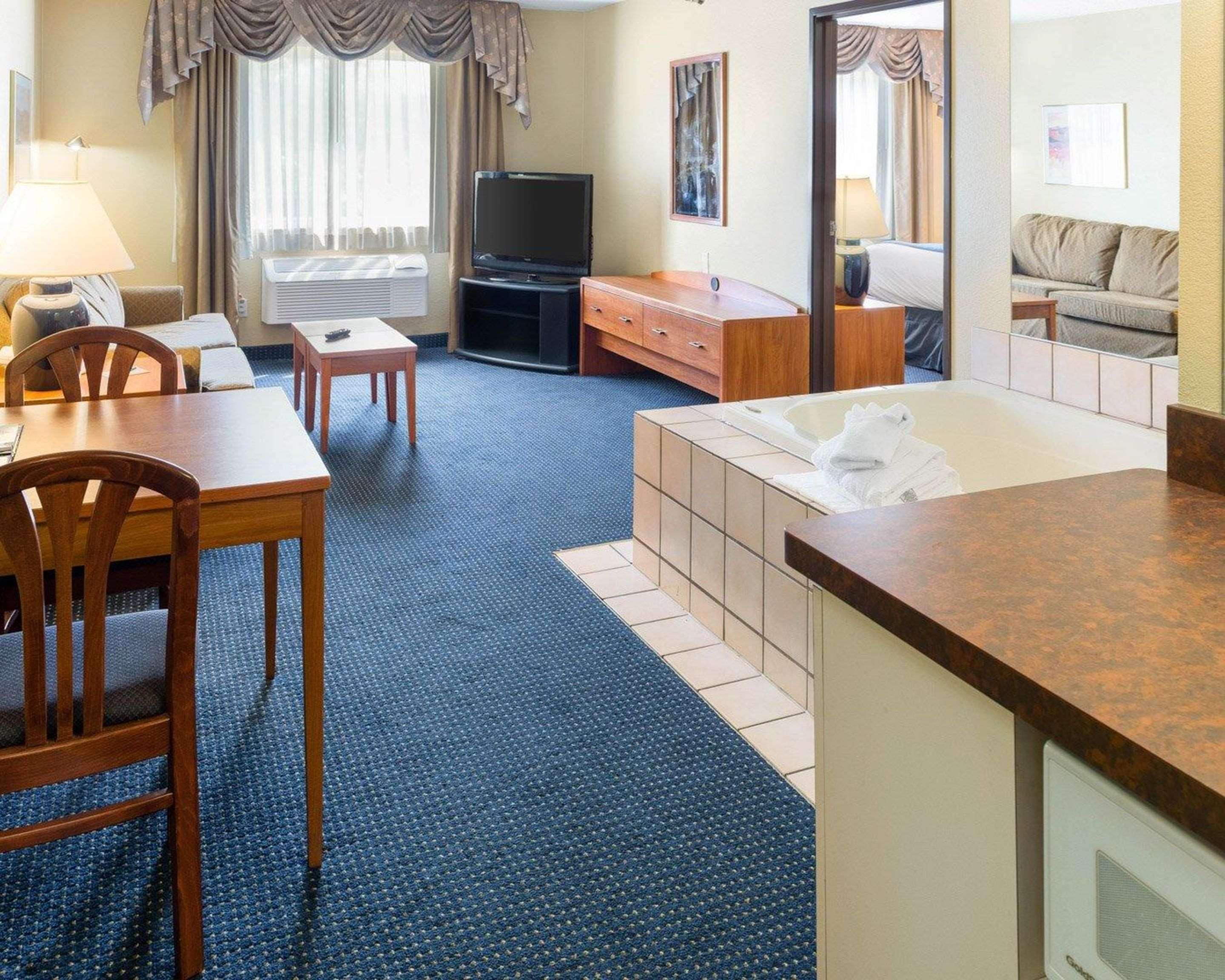 Quality Hotel Lakeville