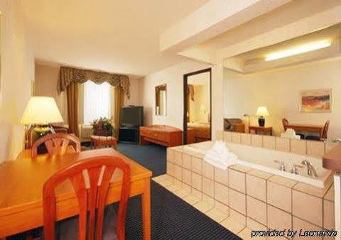 Quality Hotel Lakeville